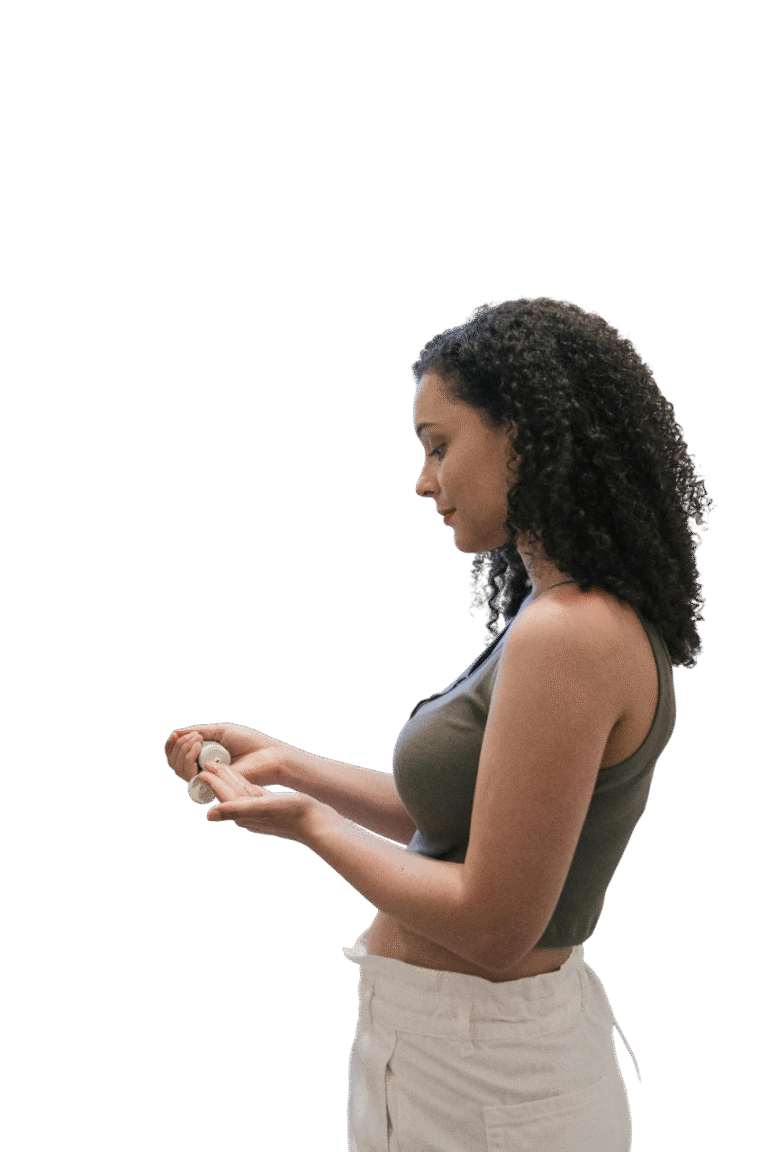 donna usa prodotti e gel igienizzante